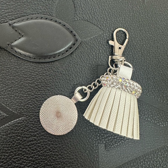 LV lux tassel & pendent keychain - Picture 3 of 3